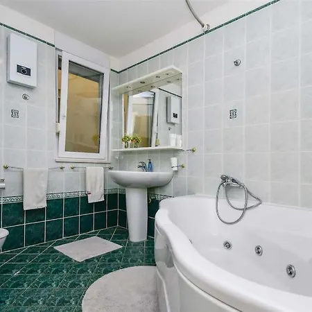 Butterfly In For 6 Persons * Split