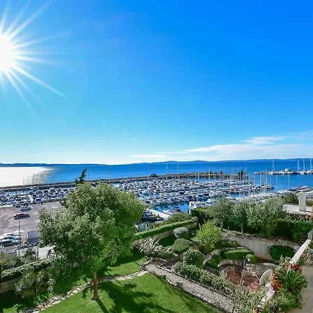 Butterfly In For 6 Persons Split