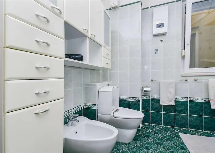 Butterfly In For 6 Persons Split