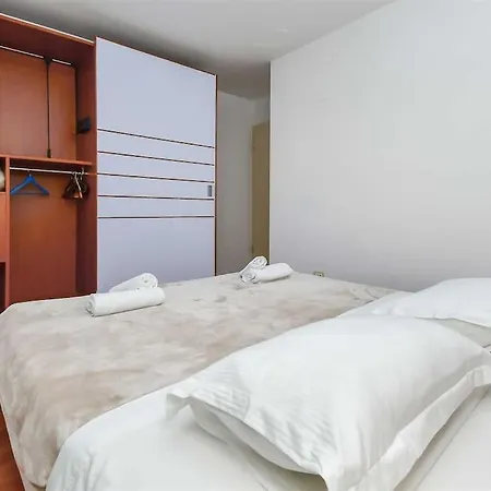 Butterfly In For 6 Persons