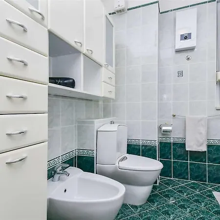 Butterfly In For 6 Persons Split